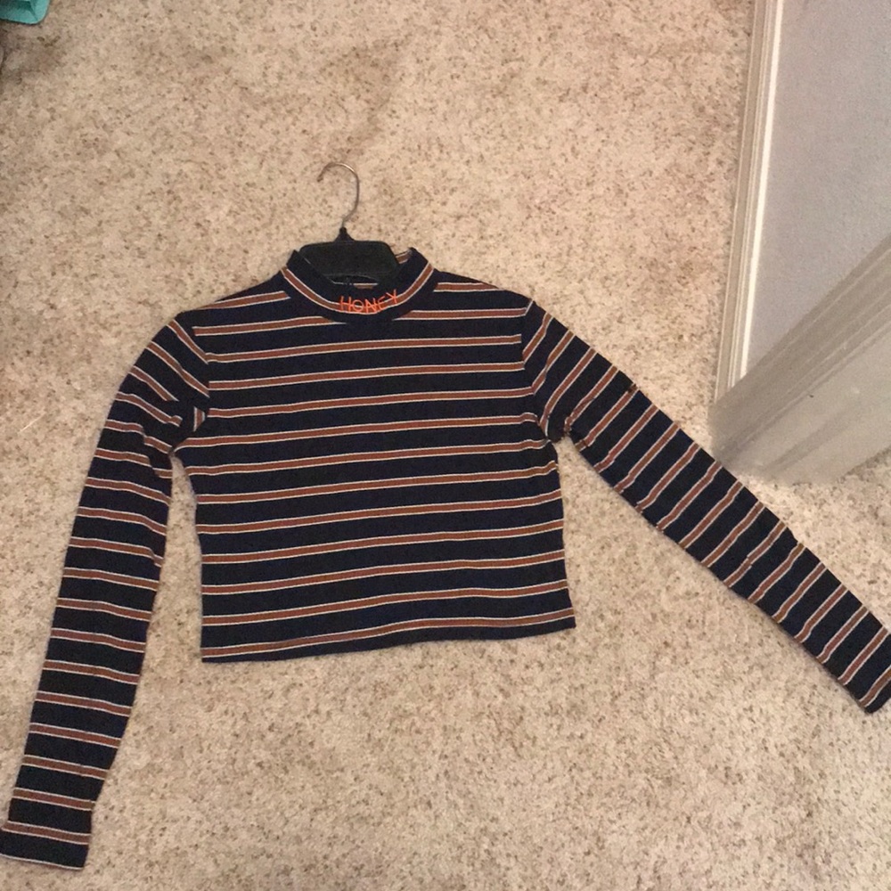 An embroidered ribbed long sleeve crop top.
